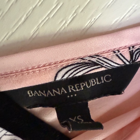 Banana Republic Pink Floral V-Neck Blouse - Picture 5 of 5